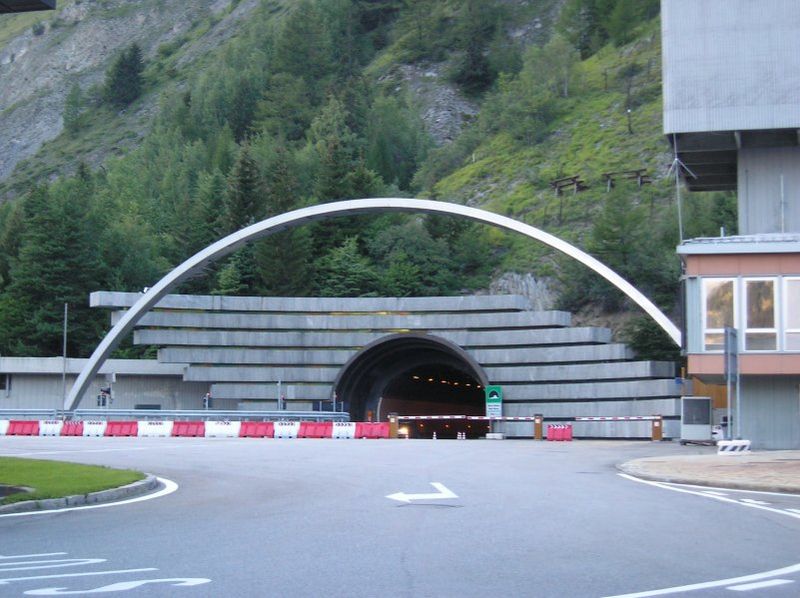 Imbocco autostradale della galleria del Monte Bianco.