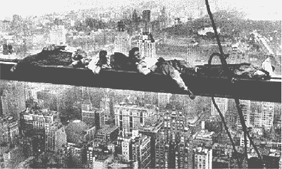 Grattacielo di New York anni '30: fotografia scattata al altezza 250m sulla struttura d'acciaio con indiani d'America che riposano durante il lavoro